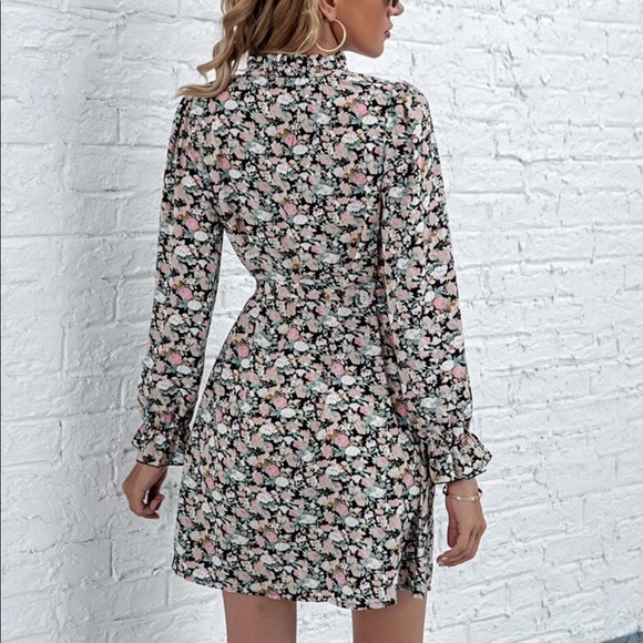 ❌Not For Sale❌ 🆕Tie Neck Ditsy Floral Print Dress - Picture 2 of 7